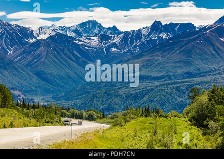 RVs am Glenn Highway zwischen Anchorage und Glennallen in Alaska Stockfoto