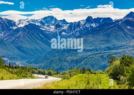 RVs am Glenn Highway zwischen Anchorage und Glennallen in Alaska Stockfoto