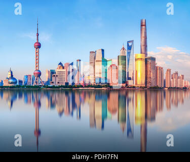 Panoramablick auf den neuen modernen Viertel von Shanghai Pudong aus der Damm des Waitan über den Fluss Huangpu Stockfoto