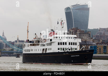 London, Großbritannien. 9 Aug, 2018. Schottische Kreuzfahrtschiff, Hebridean Princess London verlassen letzten th Walkie-Talkie-Wolkenkratzer auf der Themse am Nachmittag nach einem Besuch in London als Teil ihres 30-jährigen Bestehens der Saison feiern. Hebridean Princess ist die kleinste Luxus Kreuzfahrt Schiff flott, so dass Sie in der Lage, Zugriff auf den entlegensten Inseln, Seen und Buchten, die durch grössere shipssails vor allem aus ihrem Heimathafen von Oban in Schottland nicht erreichbar sind und Sie bewirtet maximal 50 Gäste. Credit: Versand pics/Alamy leben Nachrichten Stockfoto