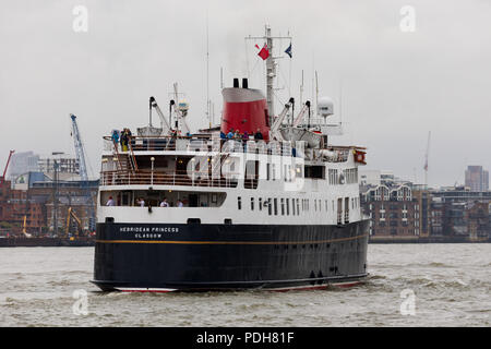 London, Großbritannien. 9 Aug, 2018. Schottische Kreuzfahrtschiff, Hebridean Princess London verlassen auf der Themse am Nachmittag nach einem Besuch in London als Teil ihres 30-jährigen Bestehens der Saison feiern. Hebridean Princess ist die kleinste Luxus Kreuzfahrt Schiff flott, so dass Sie in der Lage, Zugriff auf den entlegensten Inseln, Seen und Buchten, die durch grössere shipssails vor allem aus ihrem Heimathafen von Oban in Schottland nicht erreichbar sind und Sie bewirtet maximal 50 Gäste. Credit: Versand pics/Alamy leben Nachrichten Stockfoto