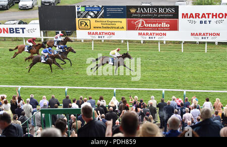 Brighton, UK. 9 Aug, 2018. Hollydaze geritten von Shane Kelly tobt das Leben Marothonbet CasinoFillies Handicap Pfähle bei der Brighton Rennen Marathonbet Sommerfest der Racing Ladies Day Event: Simon Dack/Alamy Leben Nachrichten zu gewinnen Stockfoto