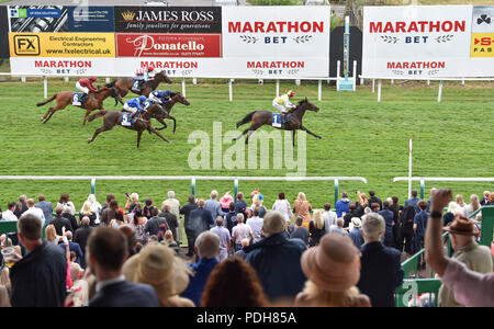 Brighton, UK. 9 Aug, 2018. Hollydaze geritten von Shane Kelly tobt das Leben Marothonbet CasinoFillies Handicap Pfähle bei der Brighton Rennen Marathonbet Sommerfest der Racing Ladies Day Event: Simon Dack/Alamy Leben Nachrichten zu gewinnen Stockfoto