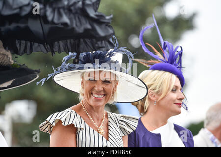 Brighton, UK. 9 Aug, 2018. Trotz des regnerischen Wetters racegoers gekleidet für Damen Tag im Brighton Rennen Marathonbet Sommerfest der Racing: Simon Dack/Alamy leben Nachrichten Stockfoto