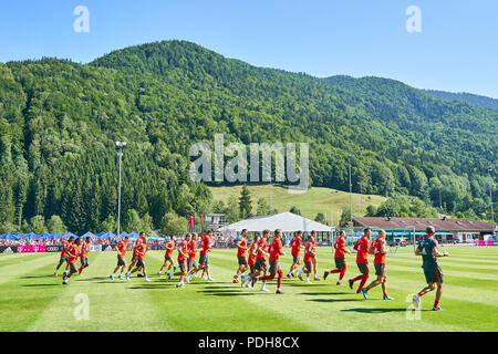 Rottach Egern, Deutschland. 09 Aug, 2018. FC Bayern München, Rottach Egern, August 09, 2018 Team in Warm-up-Phase im Trainingscamp zur Vorbereitung Saison 2018/2019, 9. August 2018 in Rottach-Egern, Tegernsee, Deutschland. Credit: Peter Schatz/Alamy leben Nachrichten Stockfoto