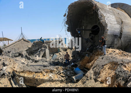 August 9, 2018 - Die Zerstörung der Lager und das Wasser von der Gemeinde der al-Meghraqa Dorf im südlichen Gazastreifen, gestern durch israelische Luftangriffe auf der palästinensischen Enklave schlagen. Das israelische Militär Struck mehrere Ziele im Gazastreifen gestern, Mittwoch, war es in der Vergeltung zu einer Reihe von Raketen aus dem Gazastreifen auf Israel Quelle: Ahmad Hasaballah/IMAGESLIVE/ZUMA Draht/Alamy Leben Nachrichten gefeuert Stockfoto