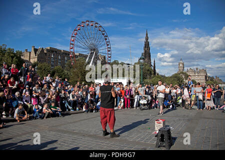 Edinburgh, Schottland, VEREINIGTEN KÖNIGREICH. 9. August 2018. Sonnigen Tag in Edinburgh Festival Fringe am Damm, wo einige bunte Zeichen das Publikum am 6. Tag des Festivals unterhalten, Stockfoto