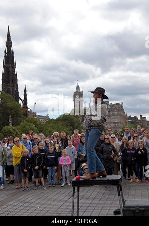 Edinburgh, Schottland, VEREINIGTEN KÖNIGREICH. 9. August 2018. Sonnigen Tag in Edinburgh Festival Fringe am Damm, wo einige bunte Zeichen das Publikum am 6. Tag des Festivals unterhalten, Stockfoto