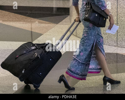 Sepang, Kuala Lumpur, Malaysia. 9 Aug, 2018. Eine Stewardess gesehen mit Gepäck vor der Abreise. Kuala Lumpur International Airport auch als KLIA bekannt ist der Malaysische internationalen Flughafen und es ist der 23 größten und verkehrsreichsten Flughafen der Welt durch den gesamten Personenverkehr. KLIA wurde am 27. Juni 1998 Von den 10 Yang di-Pertuan Agong, Tuanku Ja'afar von Negeri Sembilan eingeweiht. Credit: Faris Hadziq/SOPA Images/ZUMA Draht/Alamy leben Nachrichten Stockfoto