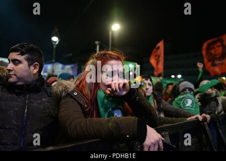 Buenos Aires, Argentinien. 9 Aug, 2018. Abtreibung Rechte Aktivisten reagieren, nachdem Senatoren eine Rechnung, die Abtreibung zu legalisieren, abgelehnt. Senatoren abgelehnt die Legalisierung der Abtreibung in den Nationalen Kongress. Tausende von Menschen in Mahnwache außerhalb des Parlaments. Credit: Julieta Ferrario/ZUMA Draht/Alamy leben Nachrichten Stockfoto