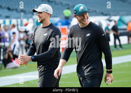 August 9, 2018: Philadelphia Eagles quarterback Nick Foles (9) und Quarterback Carson Wentz (11) Geht weg vom Feld vor der NFL Spiel zwischen den Steelers und die Philadelphia Eagles am Lincoln Financial Field in Philadelphia, Pennsylvania. Christopher Szagola/CSM Stockfoto