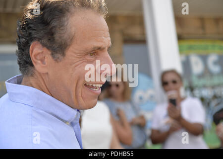 Massapequa, New York, USA. 5 Aug, 2018. Gouverneur Andrew Cuomo ist ein besonderer Gast bei der Eröffnung der gemeinsamen Kampagne Büro für grechen Shirley und NY SEN J. Brooks, mit dem Ziel, für eine Demokratische Blue Wave im November midterm Wahlen. Quelle: Ann Parry/ZUMA Draht/Alamy leben Nachrichten Stockfoto