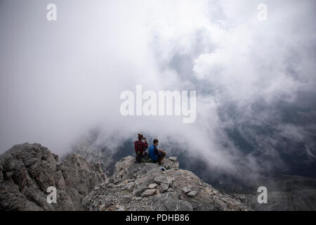 Katerini, Griechenland. 9 Aug, 2018. Foto auf Aug 8, 2018 zeigt Bergsteiger genießen den Blick vom "ytikas', der höchste Gipfel des Olymp, im Norden Griechenlands. Der Olymp ist der höchste Berg in Griechenland mit dem höchsten Gipfel von 2.917 Meter. Olympus ist bemerkenswert in der Griechischen Mythologie als die Heimat der griechischen Götter. Credit: Dimitris Tosidis/Xinhua/Alamy leben Nachrichten Stockfoto