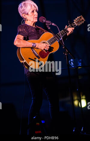 Bra Italien. 09. August 2018. Der legendäre amerikanische Singer/Songwriter und politische Aktivist Joan Baez live auf der Bühne Cortile dell'Agenzia di Pollenzo während der "Fare Dir gut Tour 2018 "Credit: Rodolfo Sassano/Alamy leben Nachrichten Stockfoto
