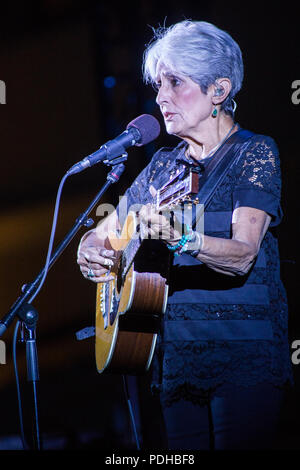 Bra Italien. 09. August 2018. Der legendäre amerikanische Singer/Songwriter und politische Aktivist Joan Baez live auf der Bühne Cortile dell'Agenzia di Pollenzo während der "Fare Dir gut Tour 2018 "Credit: Rodolfo Sassano/Alamy leben Nachrichten Stockfoto