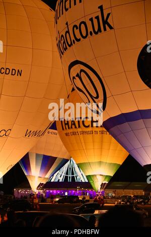 Bristol, Vereinigtes Königreich. 09 August, 2018. Verschiedene Ballons während der ersten "Nightglow" zeigen in der Main Arena beleuchten. Credit: Jack Collard Stockfoto