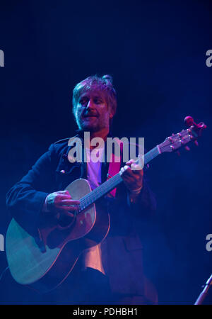 Edinburgh, Großbritannien. Donnerstag, 9. August 2018: Edinburgh International Festival. King Creosote am Internationalen Festival als Teil des Lichtes am Ufer am Leith Theater. Von Iain Morrison und Hamish Hawk unterstützt. Stockfoto