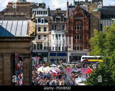 Edinburgh, Schottland, Großbritannien. 9. August 2018. Edinburgh Fringe Festival, Edinburgh, Schottland, Vereinigtes Königreich. An einem sonnigen Festival Tag der Innenstadt mit Menschen und fringe Darsteller auf dem Damm von der Oberseite des Playfair Schritte gesehen verpackt ist. Stockfoto