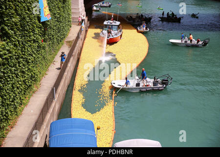 Chicago, USA. 9 Aug, 2018. Gummi Enten schwimmen auf dem Chicago River während des 13. jährlichen Chicago Ducky Derby in Chicago, USA, August 9, 2018. Derby Veranstalter ließ ungefähr 60.000 Gummienten in den Chicago River am Donnerstag die Ducky Derby in diesem Jahr zu beginnen, die hilft, Geld für Special Olympics Illinois anheben. Credit: Wang Ping/Xinhua/Alamy leben Nachrichten Stockfoto