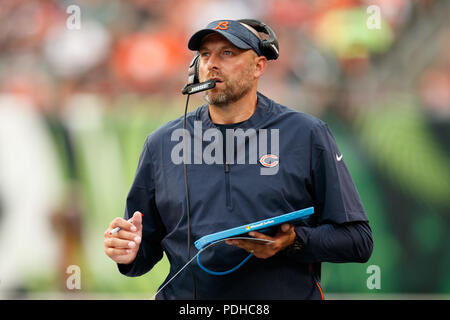 Cincinnati, USA. August 9th, 2018: Chicago Bears Haupttrainer matter Nagy sieht auf die Anzeigetafel während ein NFL preseason Spiel zwischen den Chicago Bears und den Cincinnati Bengals an Paul Brown Stadium in Cincinnati, OH. Adam Lacy/CSM Stockfoto