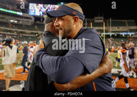 Cincinnati, USA. August 9th, 2018: Chicago Bears Head Coach Matt Nagy und Cincinnati Bengals Head Coach Marvin Lewis teilen einen Moment nach einem NFL preseason Spiel zwischen den Chicago Bears und den Cincinnati Bengals an Paul Brown Stadium in Cincinnati, OH. Cincinnati gewonnen 30-27. Adam Lacy/CSM Stockfoto