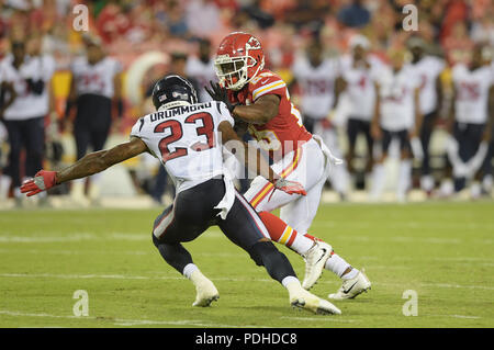 Kansas City, UK. August 09, 2018: Kansas City Chiefs zurück laufen Damien Williams (26) steif arme Houston Texans Defensive zurück Kurtis Drummond (23) Während der NFL vor Saisonbeginn Fußballspiel zwischen den Houston Texans und die Kansas City Chiefs in Arrowhead Stadium in Kansas City, Missouri. Kendall Shaw/CSM Stockfoto