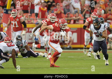 Kansas City, UK. August 09, 2018: Kansas City Chiefs tight end Travis Kelce (87) bricht eine für positive Yards in der ersten Hälfte während der NFL vor Saisonbeginn Fußballspiel zwischen den Houston Texans und die Kansas City Chiefs in Arrowhead Stadium in Kansas City, Missouri. Kendall Shaw/CSM Stockfoto