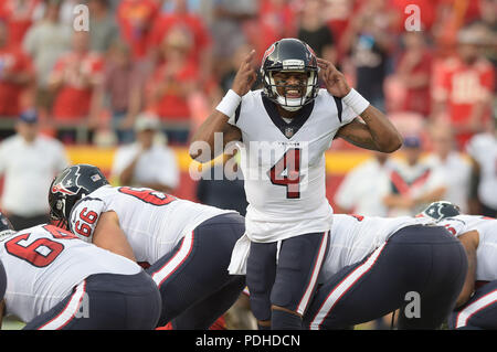 Kansas City, UK. August 09, 2018: Deshaun Watson signalisiert seinen Backfield in der ersten Hälfte während der NFL vor Saisonbeginn Fußballspiel zwischen den Houston Texans und die Kansas City Chiefs in Arrowhead Stadium in Kansas City, Missouri. Kendall Shaw/CSM Stockfoto