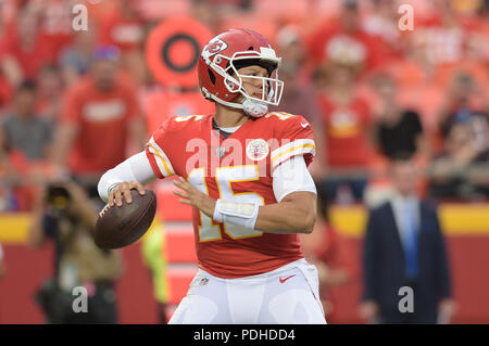 Kansas City, UK. August 09, 2018: Kansas City Chiefs Quarterback Patrick Mahomes (15) zu seinem ersten Start in der Pfeilspitze sieht downfield während der NFL vor Saisonbeginn Fußballspiel zwischen den Houston Texans und die Kansas City Chiefs in Arrowhead Stadium in Kansas City, Missouri zu werfen. Kendall Shaw/CSM Stockfoto