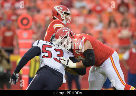 Kansas City, UK. August 09, 2018: Kansas City Chiefs beleidigender Gerät Mitchell Schwartz (71) blockiert die Houston Texans linebacker Herzog Ejiofor (53), als er die Tasche während der NFL vor Saisonbeginn Fußballspiel zwischen den Houston Texans und die Kansas City Chiefs in Arrowhead Stadium in Kansas City, Missouri schützt. Kendall Shaw/CSM Stockfoto