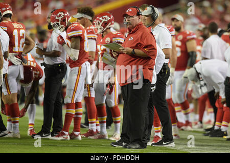 Kansas City, UK. August 09, 2018: Kansas City Chiefs Head Coach Andy Reid betrachtet eine entscheidende Drittel und einem spät in der ersten Hälfte während der NFL vor Saisonbeginn Fußballspiel zwischen den Houston Texans und die Kansas City Chiefs in Arrowhead Stadium in Kansas City, Missouri. Kendall Shaw/CSM Stockfoto