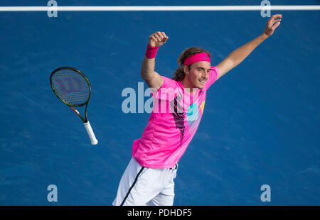 Toronto, Kanada. 9 Aug, 2018. Stefanos Tsitsipas von Griechenland feiert den Sieg über die Novak Djokovic aus Serbien während der Männer singles dritte Runde am 2018 Rogers Schale in Toronto, Canada, Jan. 9, 2018. Stefanos Tsitsipas gewann 2-1. Credit: Zou Zheng/Xinhua/Alamy leben Nachrichten Stockfoto