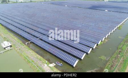 Tianchan, Tianchan, China. 10 Aug, 2018. Tianchang, CHINA - photovoltaische Kraftwerke am Fischteich in Tianchang gesehen werden, der ostchinesischen Provinz Anhui. Die lokale Regierung bemüht sich, die Fischzucht industrie mit PV-Industrie, die das Einkommen der Bauern verbessert zu kombinieren. Credit: SIPA Asien/ZUMA Draht/Alamy leben Nachrichten Stockfoto