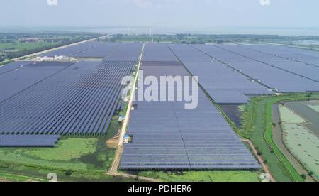 Tianchan, Tianchan, China. 10 Aug, 2018. Tianchang, CHINA - photovoltaische Kraftwerke am Fischteich in Tianchang gesehen werden, der ostchinesischen Provinz Anhui. Die lokale Regierung bemüht sich, die Fischzucht industrie mit PV-Industrie, die das Einkommen der Bauern verbessert zu kombinieren. Credit: SIPA Asien/ZUMA Draht/Alamy leben Nachrichten Stockfoto