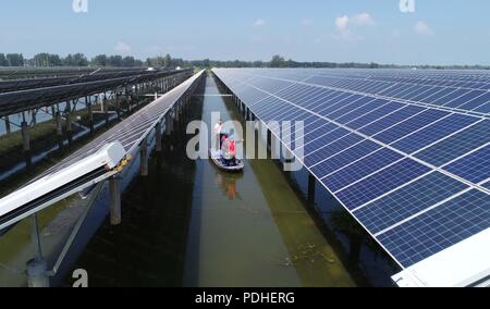 Tianchan, Tianchan, China. 10 Aug, 2018. Tianchang, CHINA - photovoltaische Kraftwerke am Fischteich in Tianchang gesehen werden, der ostchinesischen Provinz Anhui. Die lokale Regierung bemüht sich, die Fischzucht industrie mit PV-Industrie, die das Einkommen der Bauern verbessert zu kombinieren. Credit: SIPA Asien/ZUMA Draht/Alamy leben Nachrichten Stockfoto