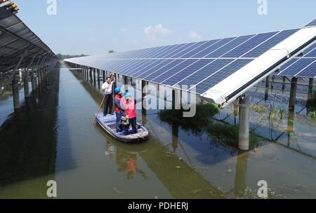 Tianchan, Tianchan, China. 10 Aug, 2018. Tianchang, CHINA - photovoltaische Kraftwerke am Fischteich in Tianchang gesehen werden, der ostchinesischen Provinz Anhui. Die lokale Regierung bemüht sich, die Fischzucht industrie mit PV-Industrie, die das Einkommen der Bauern verbessert zu kombinieren. Credit: SIPA Asien/ZUMA Draht/Alamy leben Nachrichten Stockfoto