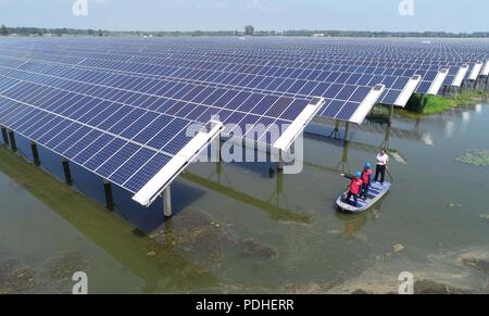 Tianchan, Tianchan, China. 10 Aug, 2018. Tianchang, CHINA - photovoltaische Kraftwerke am Fischteich in Tianchang gesehen werden, der ostchinesischen Provinz Anhui. Die lokale Regierung bemüht sich, die Fischzucht industrie mit PV-Industrie, die das Einkommen der Bauern verbessert zu kombinieren. Credit: SIPA Asien/ZUMA Draht/Alamy leben Nachrichten Stockfoto