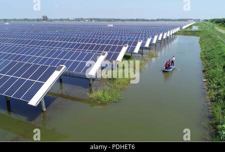 Tianchan, Tianchan, China. 10 Aug, 2018. Tianchang, CHINA - photovoltaische Kraftwerke am Fischteich in Tianchang gesehen werden, der ostchinesischen Provinz Anhui. Die lokale Regierung bemüht sich, die Fischzucht industrie mit PV-Industrie, die das Einkommen der Bauern verbessert zu kombinieren. Credit: SIPA Asien/ZUMA Draht/Alamy leben Nachrichten Stockfoto