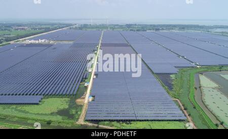 Tianchan, Tianchan, China. 10 Aug, 2018. Tianchang, CHINA - photovoltaische Kraftwerke am Fischteich in Tianchang gesehen werden, der ostchinesischen Provinz Anhui. Die lokale Regierung bemüht sich, die Fischzucht industrie mit PV-Industrie, die das Einkommen der Bauern verbessert zu kombinieren. Credit: SIPA Asien/ZUMA Draht/Alamy leben Nachrichten Stockfoto