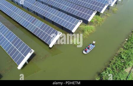 Tianchan, Tianchan, China. 10 Aug, 2018. Tianchang, CHINA - photovoltaische Kraftwerke am Fischteich in Tianchang gesehen werden, der ostchinesischen Provinz Anhui. Die lokale Regierung bemüht sich, die Fischzucht industrie mit PV-Industrie, die das Einkommen der Bauern verbessert zu kombinieren. Credit: SIPA Asien/ZUMA Draht/Alamy leben Nachrichten Stockfoto