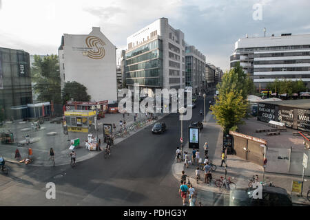 Berlin, Deutschland. 08 Aug, 2018. Zwei unbebaute Eigenschaften können am Checkpoint Charlie gesehen werden. Am ehemaligen Grenzübergang für Diplomaten in Berlin, amerikanische und sowjetische Panzer einander gegenübergestellt wurde nach dem Fall der Mauer vor 57 Jahren gebaut. Seit vielen Jahren ist die freien Flächen im Bereich haben vorläufig eingesetzt. Quelle: Wolfgang Kumm/dpa/Alamy leben Nachrichten Stockfoto