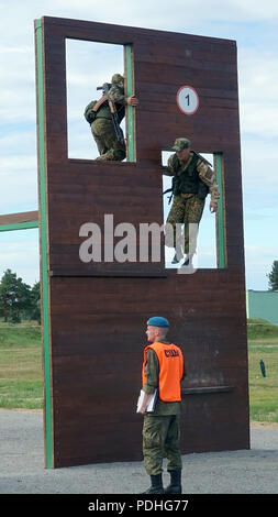 Pskow, Russland. 07 Aug, 2018. Belarussische Fallschirmjäger Handeln auf der internationalen Armee Spiele auf dem Trainingsgelände des 76th Russische Fallschirmjäger Division in der Nähe von Pskow in einem Haus Wand Hürde. Mannschaften aus 32 Nationen konkurrieren gegeneinander in die Olympischen Spiele der militärischen Fähigkeiten. (Auf dpa' Flugzeuge Dart und Tank Biathlon: Russlands große Armee Wettbewerb" von 10.08.2018) Credit: Friedemann Kohler/dpa/Alamy leben Nachrichten Stockfoto