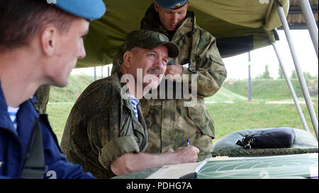 Pskow, Russland. 07 Aug, 2018. Eine russische Schiedsrichter bewertet, Ziele auf die internationalen Spiele im Bereich der 76th Russische Fallschirmjäger Division in der Nähe von Pskow. Teams aus 32 Nationen gegeneinander konkurrieren in der Olympischen Spiele der militärischen Fähigkeiten. (Auf dpa' Flugzeuge Dart und Tank Biathlon: Russlands große Armee Wettbewerb" von 10.08.2018) Credit: Friedemann Kohler/dpa/Alamy leben Nachrichten Stockfoto