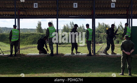 Pskow, Russland. 07 Aug, 2018. Pakistanische Fallschirmjäger stand auf der Internationalen Armee Spiele auf dem Trainingsgelände des 76th Russische Fallschirmjäger Division in der Nähe von Pskow. Mannschaften aus 32 Nationen konkurrieren gegeneinander in die Olympischen Spiele der militärischen Fähigkeiten. (Auf dpa' Flugzeuge Dart und Tank Biathlon: Russlands große Armee Wettbewerb" von 10.08.2018) Credit: Friedemann Kohler/dpa/Alamy leben Nachrichten Stockfoto