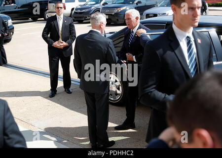 Washington, Virginia, USA. 9 Aug, 2018. Us-Verteidigungsminister James Mattis (2. L) begrüßt US-Vice President Mike Pence im Pentagon, Virginia, in den Vereinigten Staaten am 12.08.9, 2018. U.S. Vice President Mike Pence sagte am Donnerstag, dass die Vereinigten Staaten plant, ein Space Force bis 2020 zu schaffen, eine Idee von Präsident Donald Trump schwebte und von vielen oberen Offizieren im Pentagon in Frage gestellt. Credit: Ting Shen/Xinhua/Alamy leben Nachrichten Stockfoto