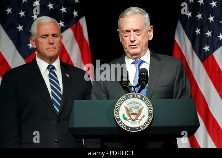 Washington, Virginia, USA. 9 Aug, 2018. Us-Verteidigungsminister James Mattis (R) stellt Vice President Mike Pence, bevor er verkündet, dass der Plan des Trump Administration der U.S. Space Force 2020 im Pentagon, Virginia, in den Vereinigten Staaten auf 9, 2018 zu etablieren. U.S. Vice President Mike Pence sagte am Donnerstag, dass die Vereinigten Staaten plant, ein Space Force bis 2020 zu schaffen, eine Idee von Präsident Donald Trump schwebte und von vielen oberen Offizieren im Pentagon in Frage gestellt. Credit: Ting Shen/Xinhua/Alamy leben Nachrichten Stockfoto