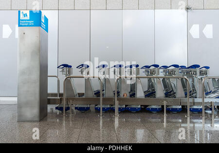 Frankfurt am Main, Deutschland. 10 Aug, 2018. Gepäckwagen sind Stand im Terminal 2 des Frankfurter Flughafens. Credit: Silas Stein/dpa/Alamy leben Nachrichten Stockfoto