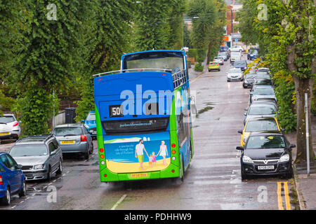 Bournemouth, Dorset, Großbritannien. 10. Aug 2018. UK Wetter: sintflutartiger Regen in Bournemouth - nicht den Tag am oberen Rand eines offenen Bus befüllt werden! Credit: Carolyn Jenkins/Alamy leben Nachrichten Stockfoto