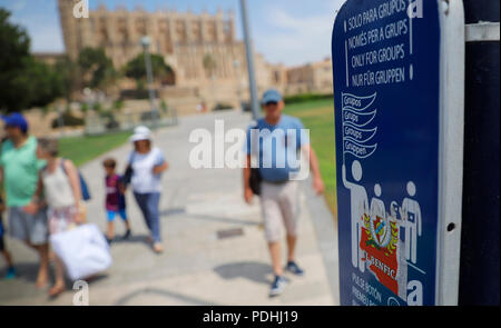 Palma de Mallorca, Spanien. 09 Aug, 2018. Touristen vorbei an einem Schild mit der Aufschrift "Nur für Gruppen" in Spanisch, Katalanisch, Englisch und Deutsch. Credit: Clara Margais/dpa/Alamy leben Nachrichten Stockfoto