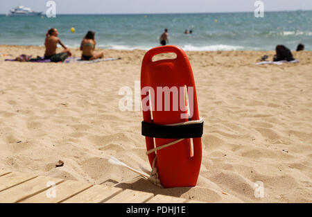 Palma de Mallorca, Spanien. 09 Aug, 2018. Ein rettungsring im Sand am Strand von Can Pere Antoni stecken. Credit: Clara Margais/dpa/Alamy leben Nachrichten Stockfoto